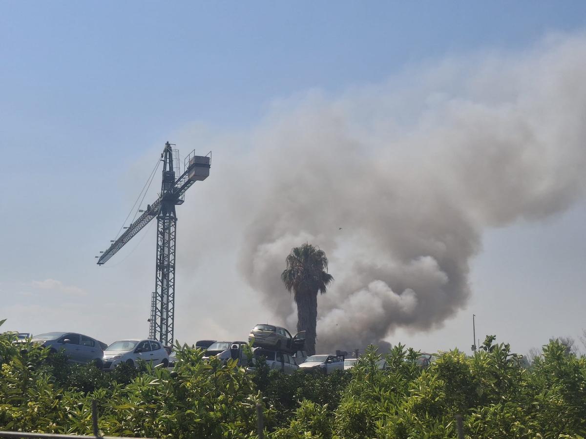Las imágenes del incendio en el desguace de El Verger