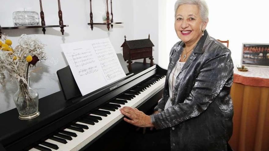 Geni Barros ante el piano de su casa, donde pasa horas aprendiendo y componiendo tras su jubilación.  Alba Villar
