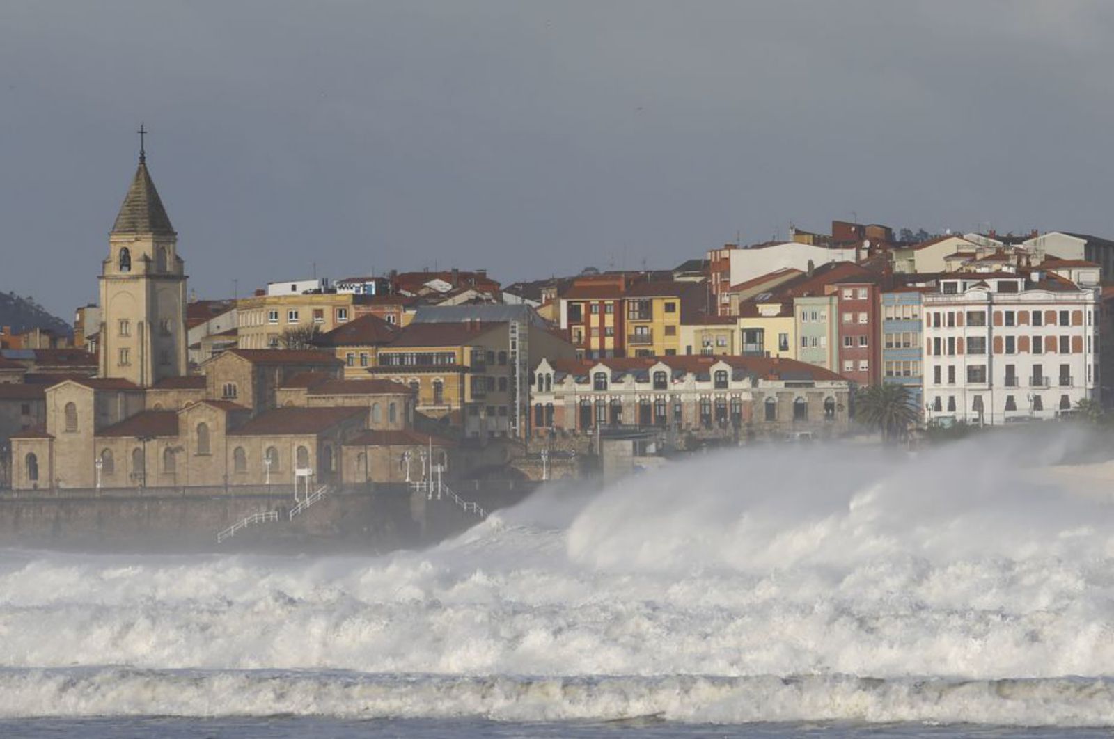 Oleaje fuerte en la bahía gijonesa de San Lorenzo. | Marcos León