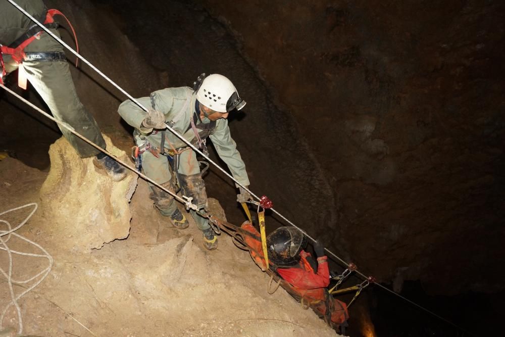 Simulacro de incendio en la cueva de la Campana de Escorca