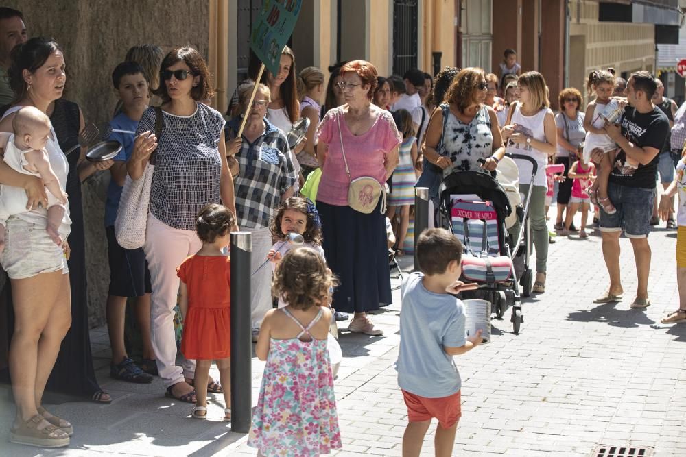 Un centenar de colomencs protesten pel tancament d'una escola bressol