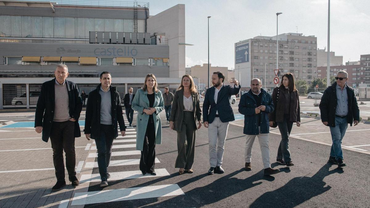 La alcaldesa, Begoña Carrasco; y la presidenta de la Diputación, Marta Barrachina, en una visita a las obras.