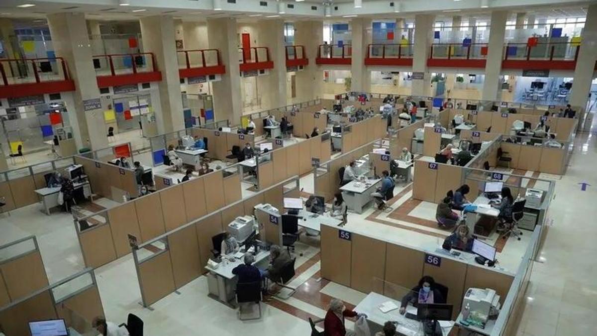 Diverses persones són ateses presencialment per elaborar l'esborrany de la renda