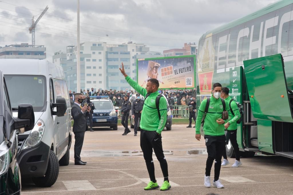 Miles de aficionados reciben con vítores a los autobuses del Elche CF y del Barcelona CF