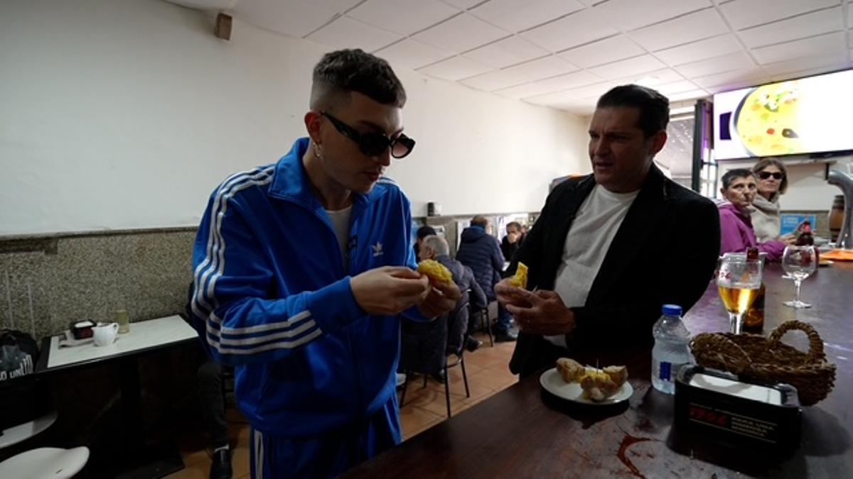 Manu Tenorio y Ortiga de tapas por Santiago con «A miña gran cidade»