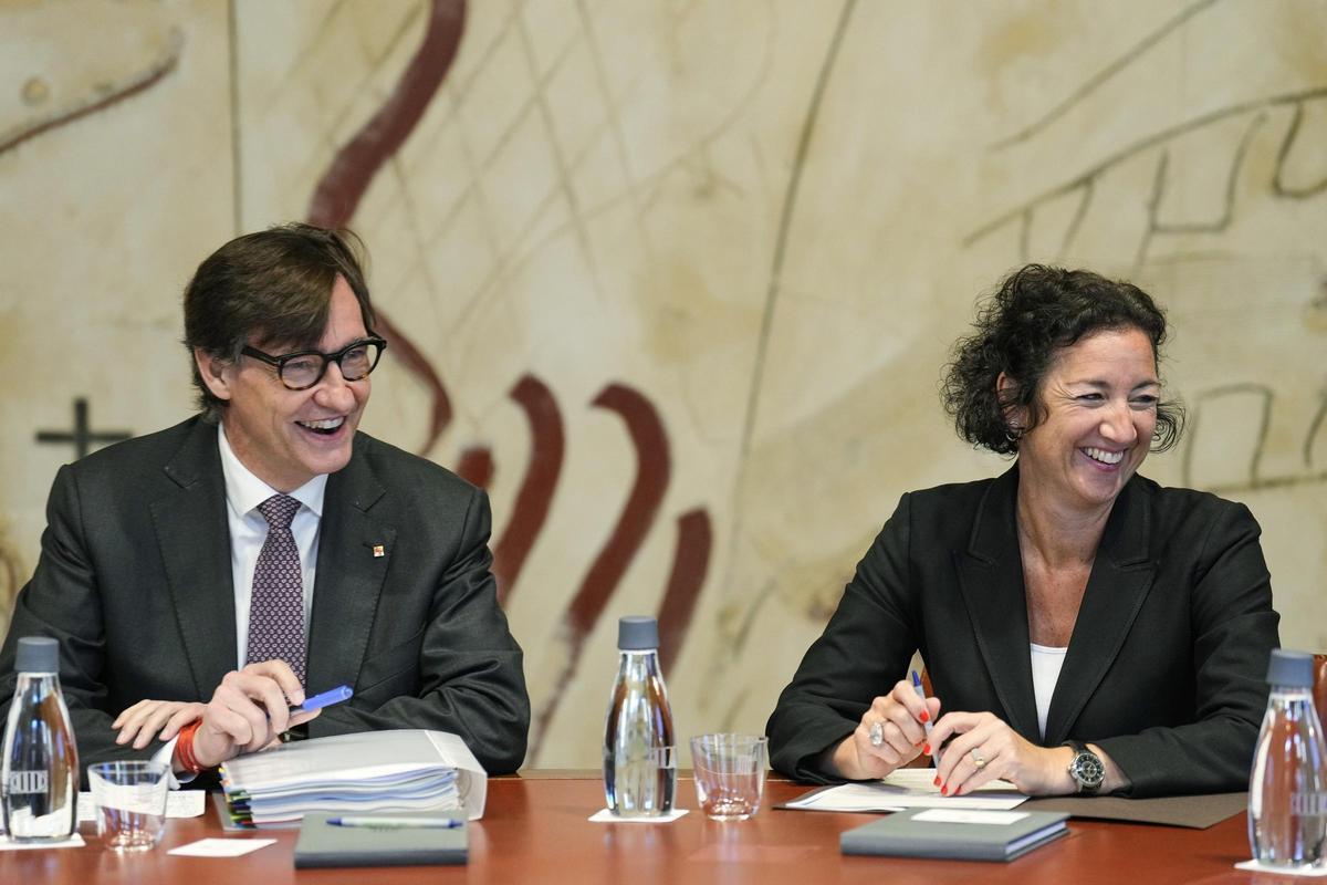 El president Illa y la consellera Romero este martes en la reunión del Govern.