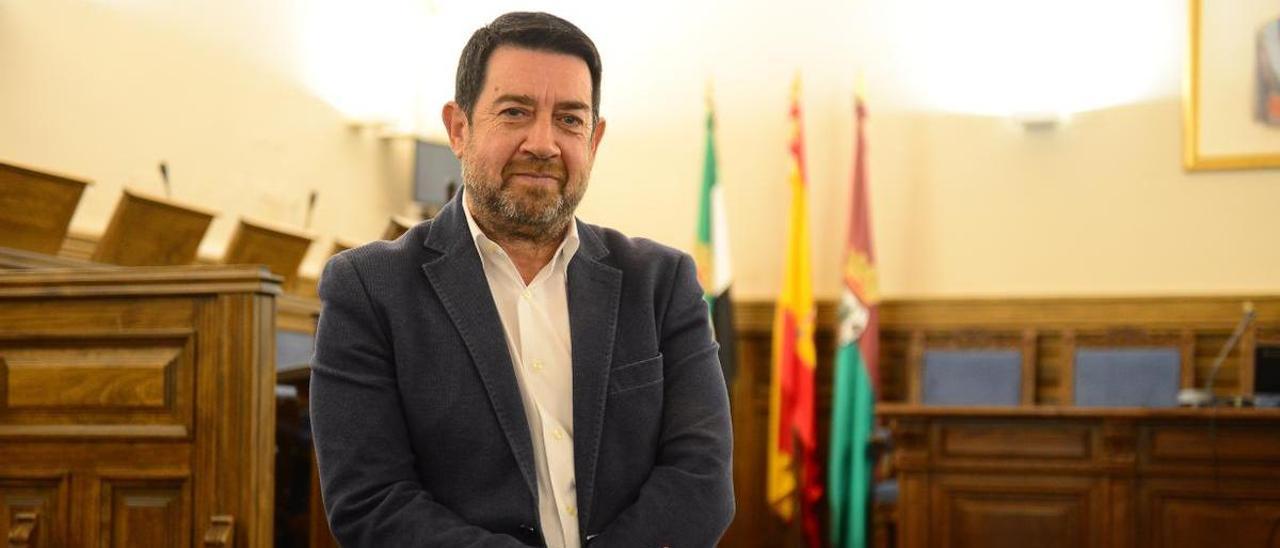 Alfredo Moreno, candidato del PSOE a la alcaldía de Plasencia, en el salón de plenos del ayuntamiento.