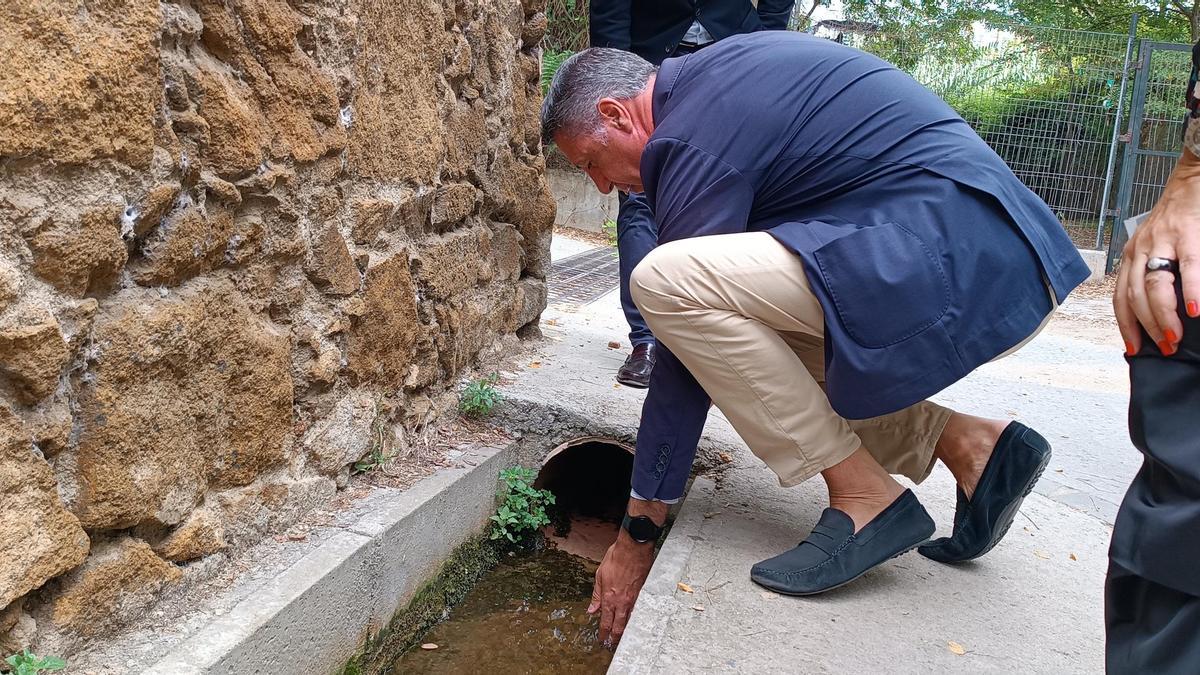 El alcalde Albiol, bebiendo agua de la fuga de Canyet