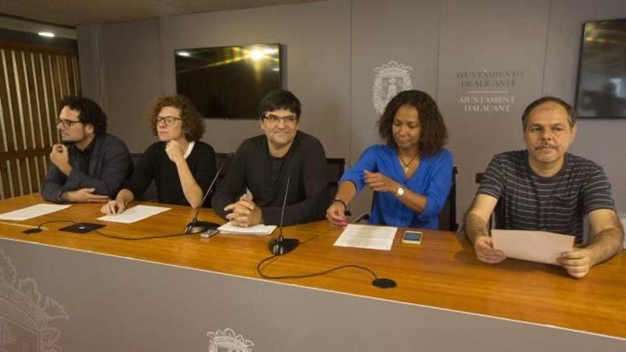 Los cinco concejales del grupo municipal de Guanyar, con Miguel Ángel Pavón al centro, en la rueda de prensa de ayer.