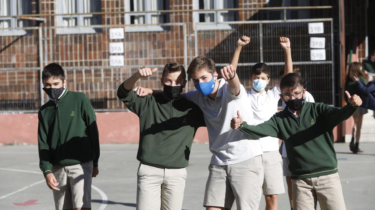 Alumnos de la ESO a la hora del recreo en el Colegio Santo Domingo de Oviedo