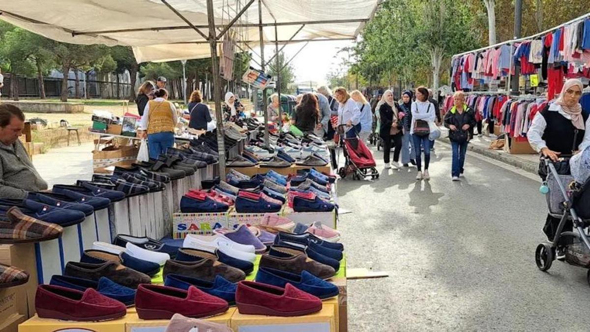 Mercadillo de Camas, el rastro de Sevilla que se celebra cada sábado con más de 70 puestos de artesanía, cosméticos y moda