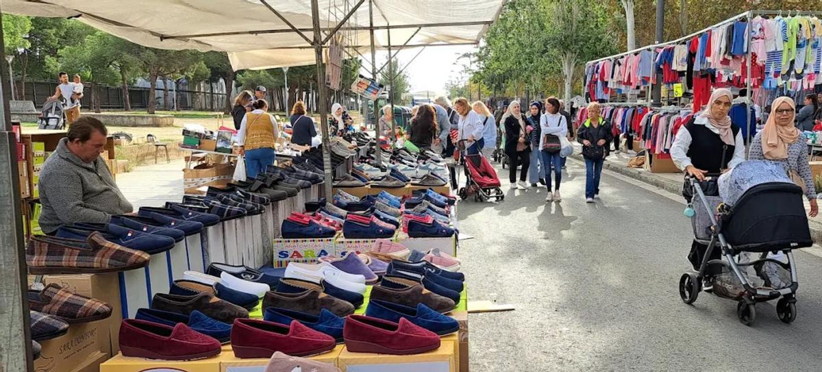 Mercadillo de Camas, el rastro de Sevilla que se celebra cada sábado con más de 70 puestos de artesanía, cosméticos y moda