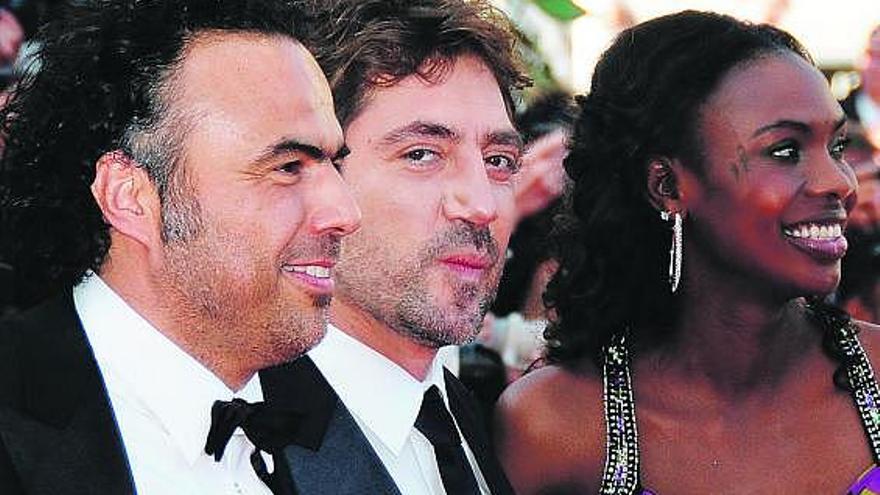 Bardem, en el centro, junto a Iñárritu y la actriz senegalesa Diaryatu Daff, también protagonista de «Biutiful».