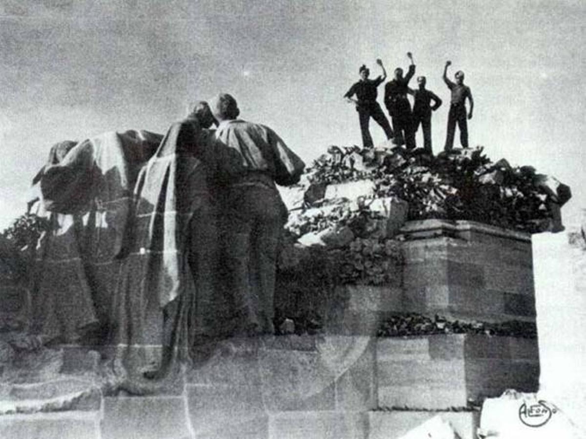 Restos del monumento del Cerro de los Ángeles una vez explosionado el 7 de agosto de 1936