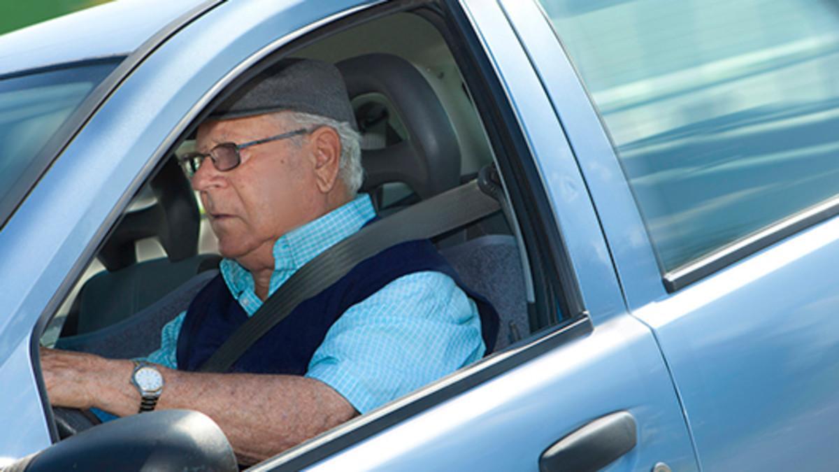 Persona mayor al volante