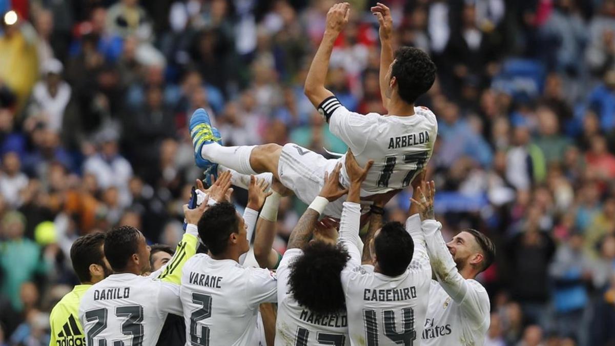 Los jugadores del Madrid mantean a Arbeloa tras el partido del Valencia
