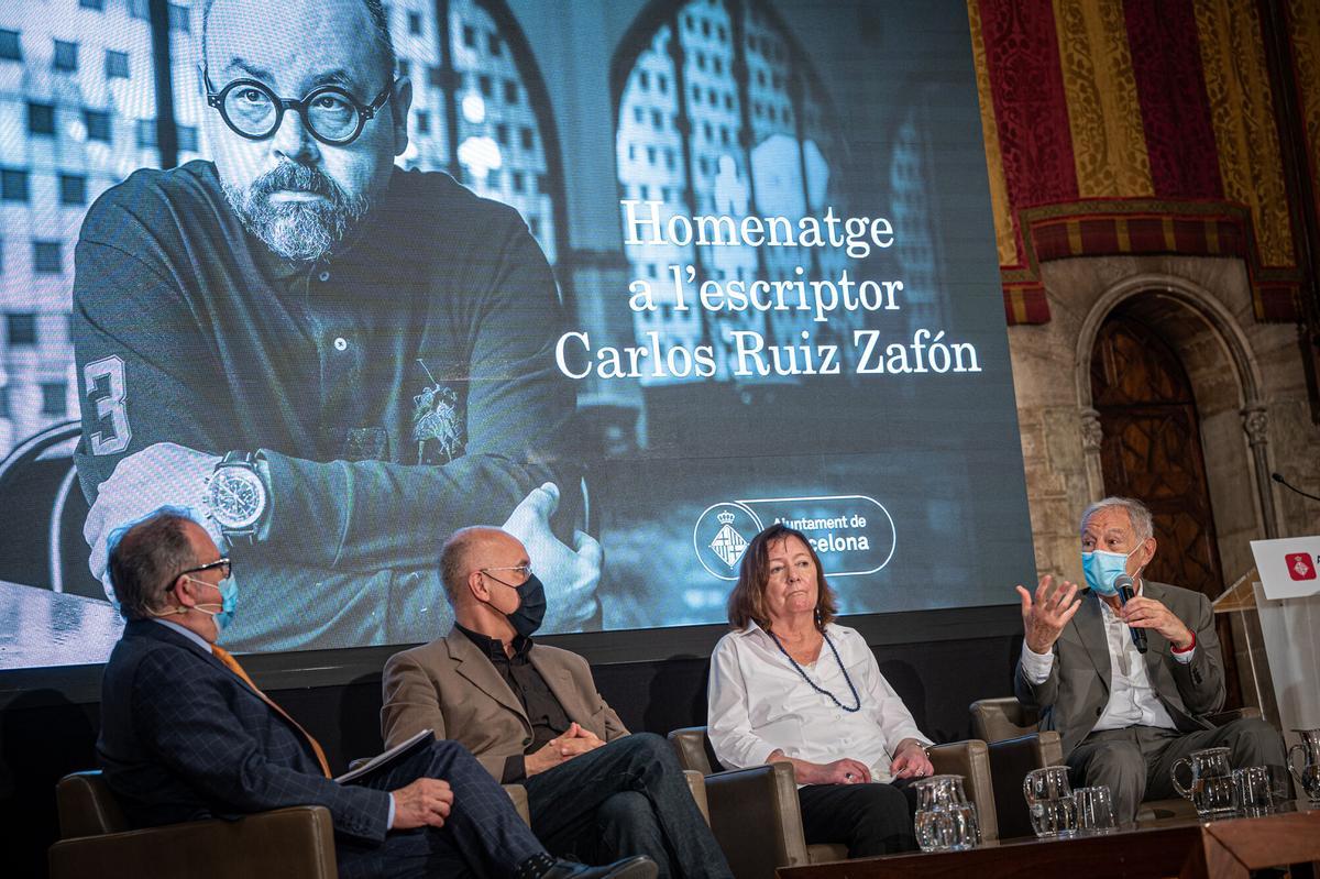 Homenaje al escritor Carlos Ruiz Zafón en el Saló de Cent en 2021 con su viuda, Mari Carmen Bellver, José Creuheras, presidente del Grupo Planeta, Sergi Dòria, periodista, Eduardo Mendonza, escritor y Antonia Kerrigan, su agente literaria.
