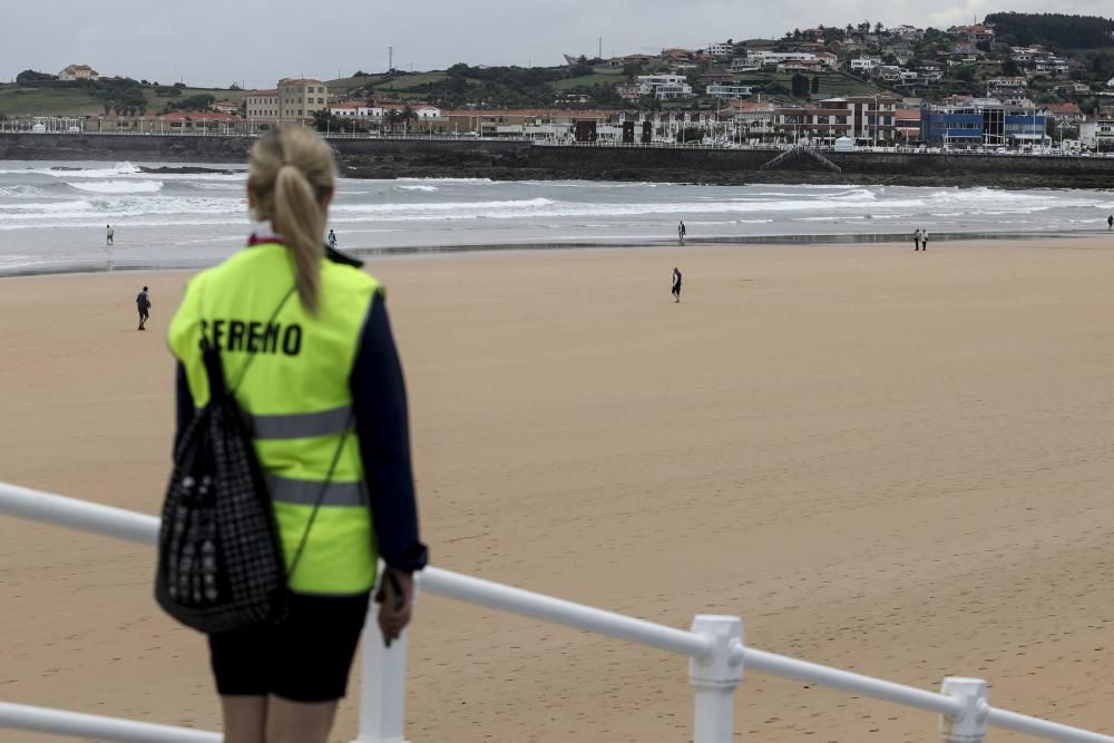 Primer día de los controladores de la playa de Gijón