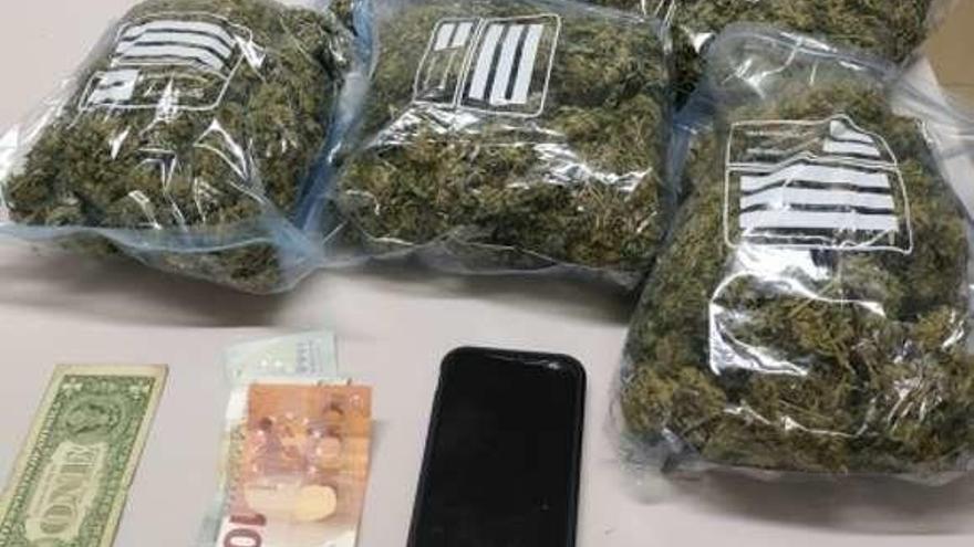 Droga, dinero y móvil incautados en esta operación. // Guardia Civil