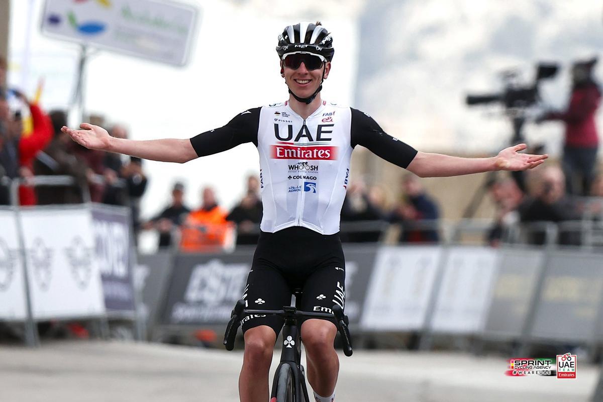 Pogacar celebra su victoria en Santiago de la Espada