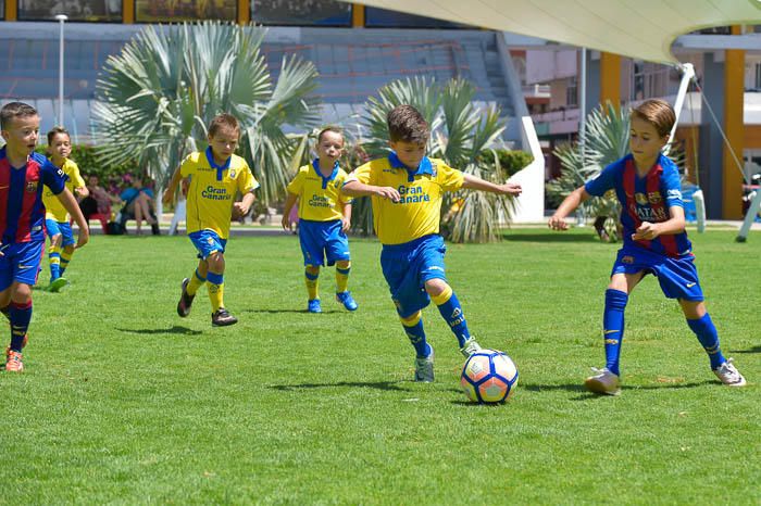 Niños aficionados del FC Barcelona y de la UD ...