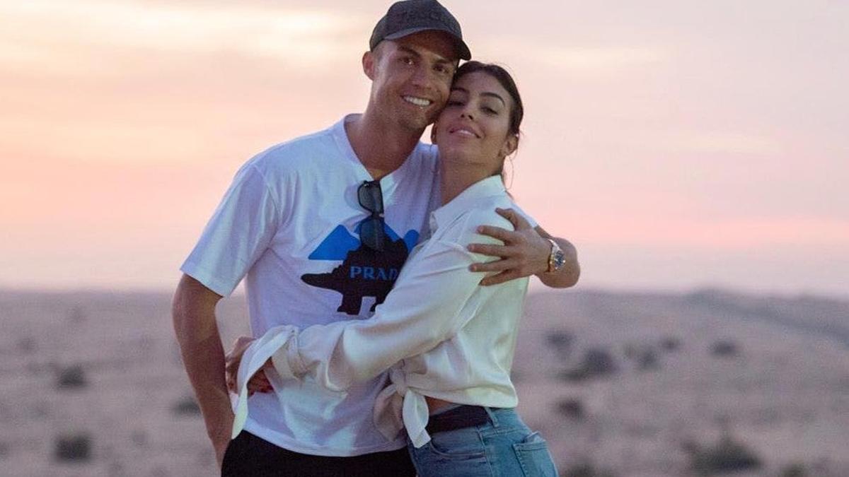 Cristiano Ronaldo con Georgina Rodríguez en una foto tomada durante una de sus últimas vacaciones