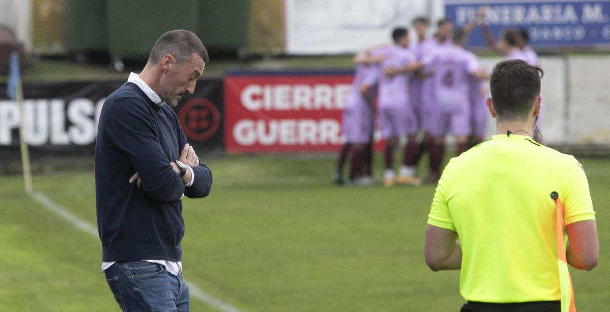 Sergio Sánchez, desolado, mientras los jugadores del Pontevedra celebran un gol. | Ricardo Solís