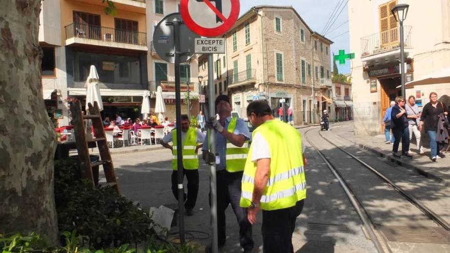 Operarios instalaron ayer la nueva señalización en Sóller.