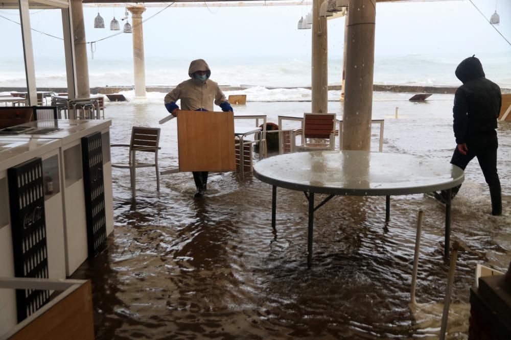 Lluvia y temporal en el mar en Málaga con la llegada de la borrasca Filomena.