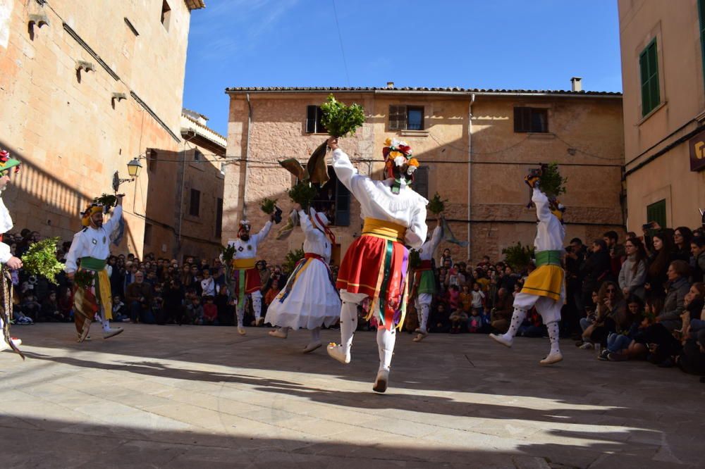 Los 'cossiers' de Algaida bailan en homenaje a su patrón Sant Honorat