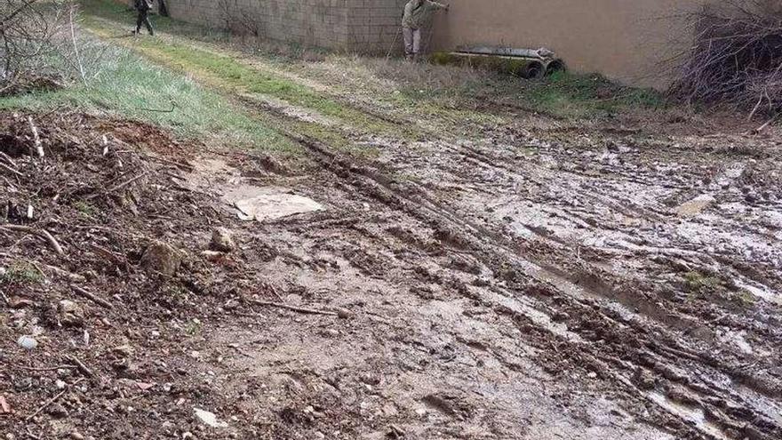 Estado del camino del Tamaral, paralelo a la antigua vía de ferrocarril en dirección a Astorga.