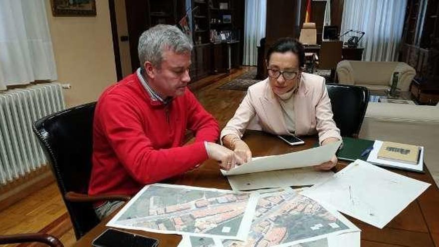 Luis Piña y Maica Larriba, ayer, durante su reunión. // D.P.