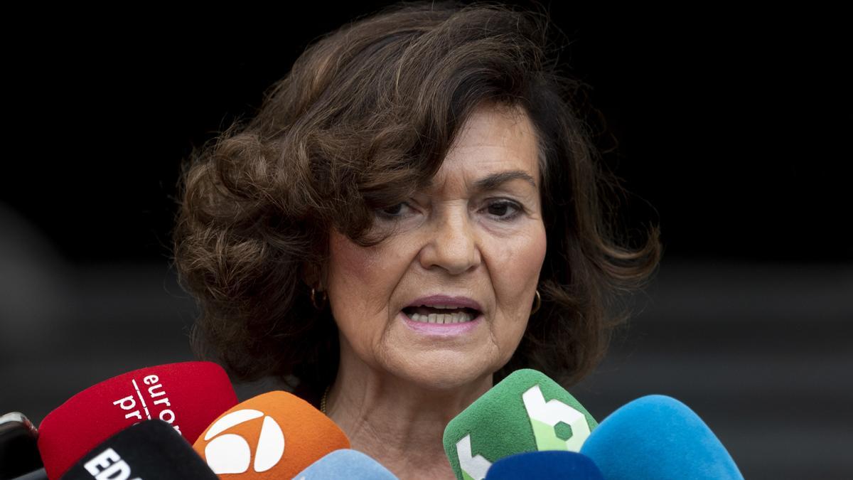 La exvicepresidenta del Gobierno, Carmen Calvo, ofrece declaraciones a los medios a su llegada a una reunión en el Teatro Real, a 2 de junio de 2023, en Madrid (España).