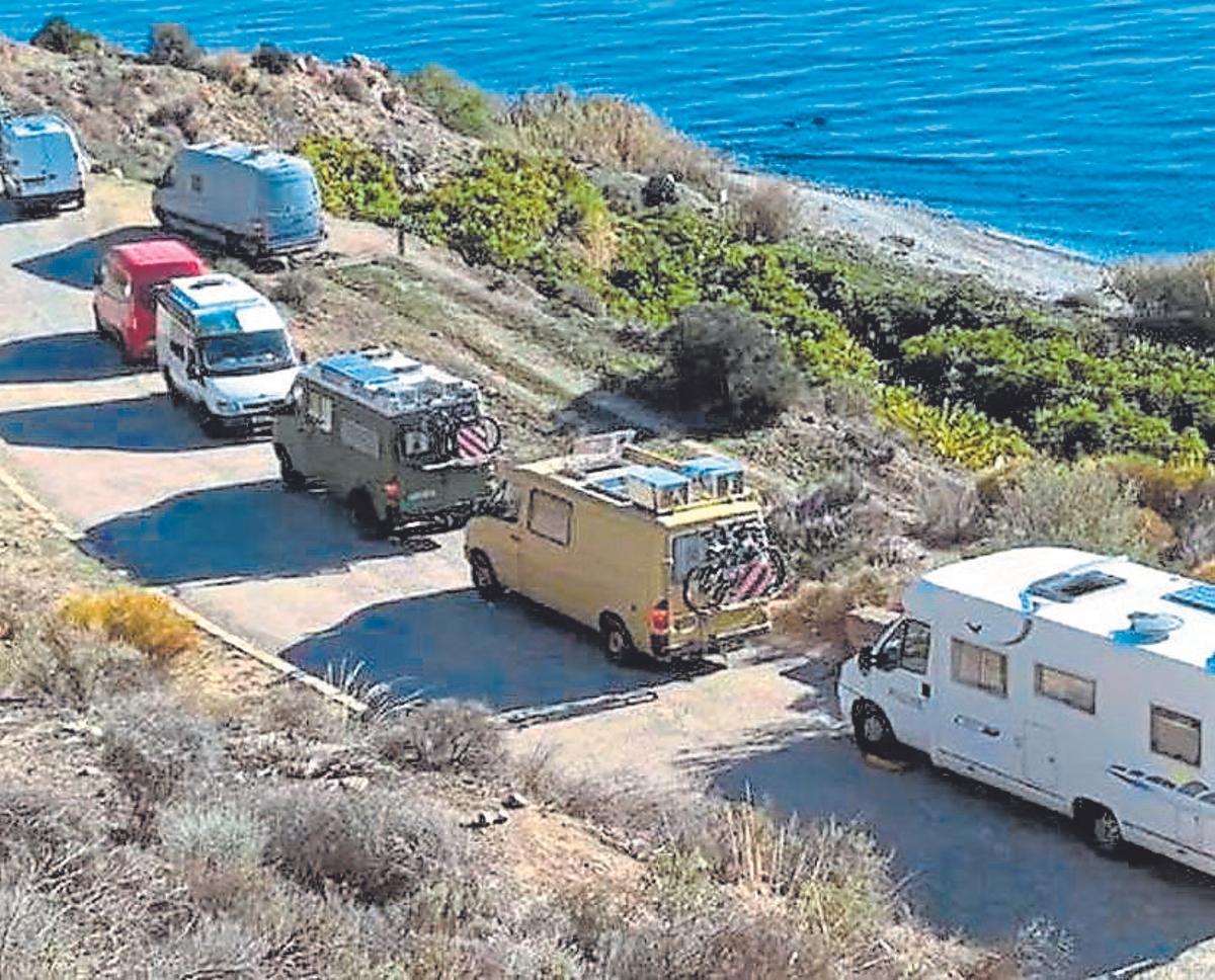 Autocaravanas y furgonetas camperizadas aparcadas en zonas prohibidas.
