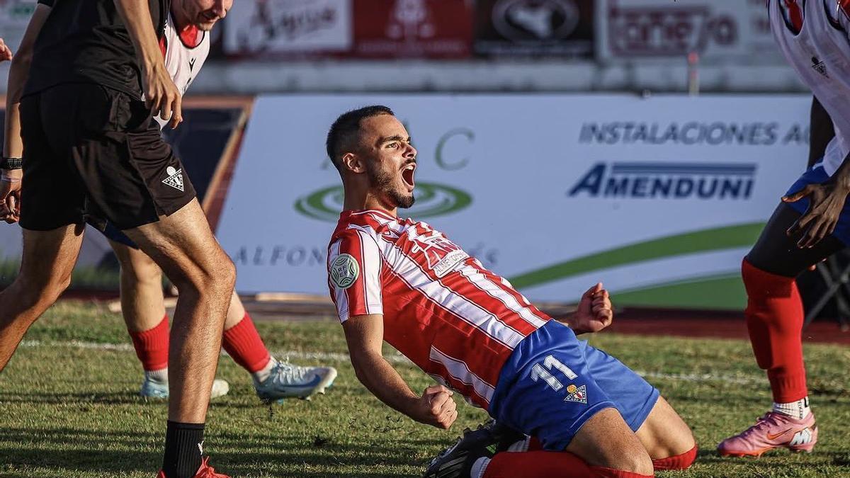 Imad celebra un gol con el Don Benito.
