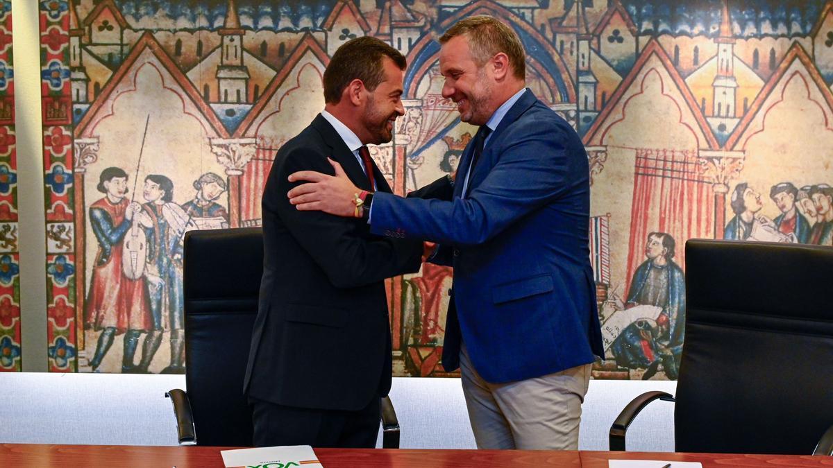 Joaquín Segado (PP) y Rubén Martínez (Vox) han firmado el acuerdo este martes en la Asamblea.