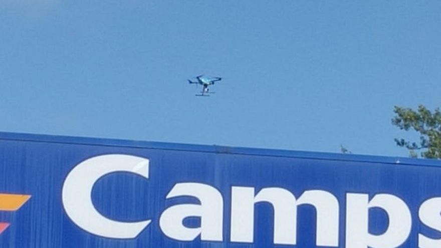 El dron, sobrevolando la gasolinera de Aramil.