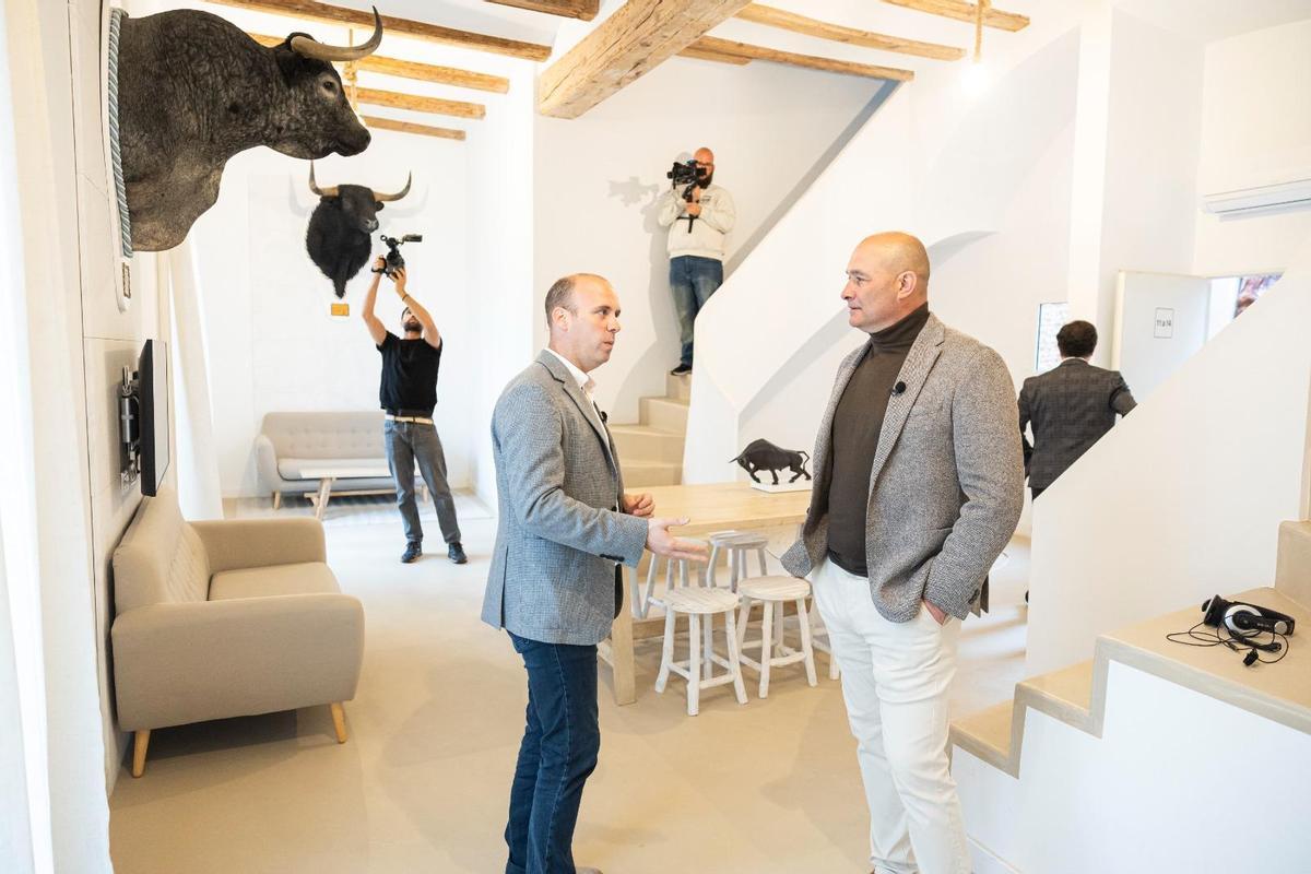 Galería de fotos de la visita del director general de Interior, Vicent Huet, al Museu del Bou de Burriana