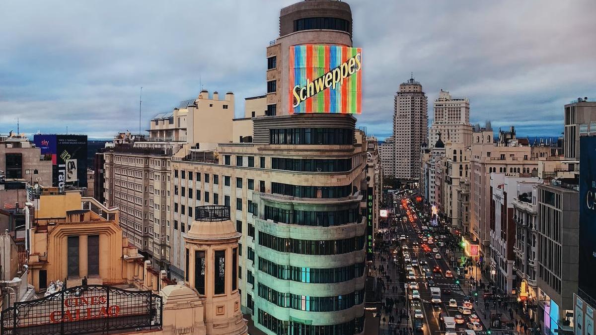 El icónico neón de Schweppes de la Gran Vía madrileña.