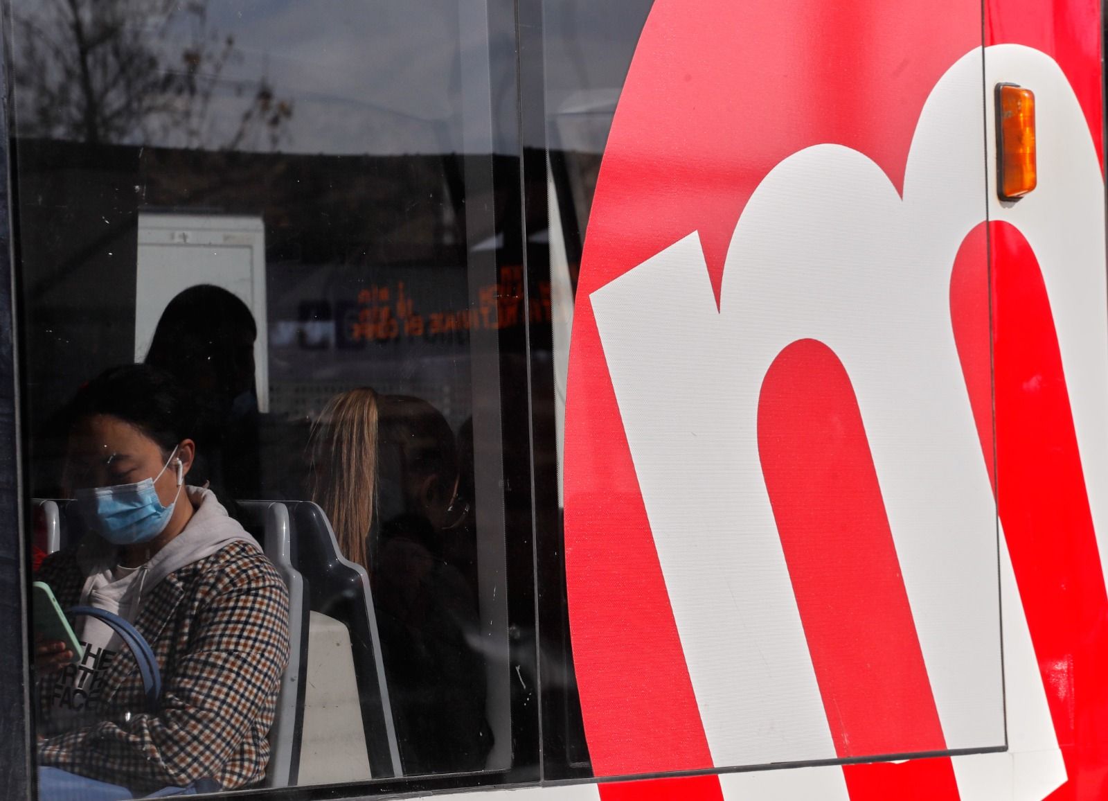 Último día con mascarilla en el transporte público