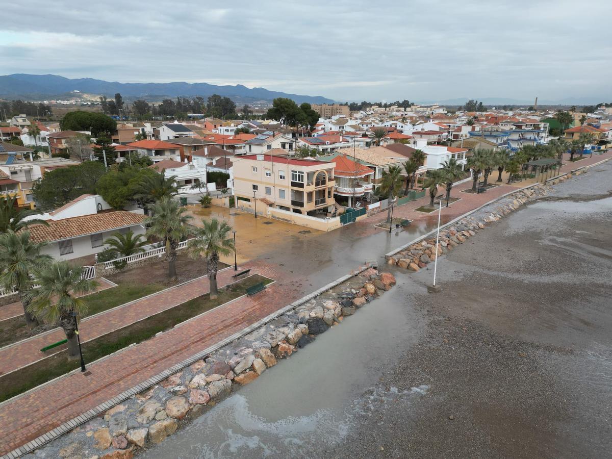 Imagen aérea donde se puede ver como el agua de la playa de coló en el paseo marítimo, a pesar de las escolleras.