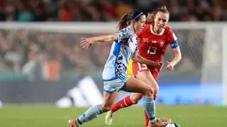 Guardiola se entrega al talento de Aitana Bonmatí: "Diría que es como la Iniesta del fútbol femenino"