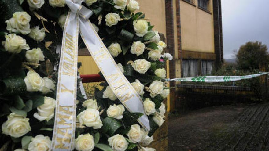 La corona de flores dedicada a Diana Quer.