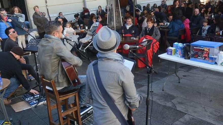 Una imagen de la jornada de música y solidaridad celebrada por los hosteleros de Méndez Núñez. // R.V.