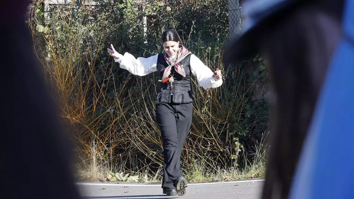 Irene Anta, directora de la Rondalla de Santa Eulalia de Mos, inspira a la protagonista de la película "Rondallas"