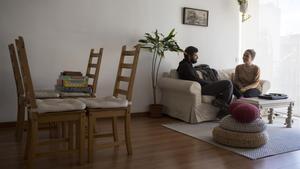 Carlos y Lucía, antes del traslado, en un salón ya sin mesa de comedor, vendida en Wallapop.