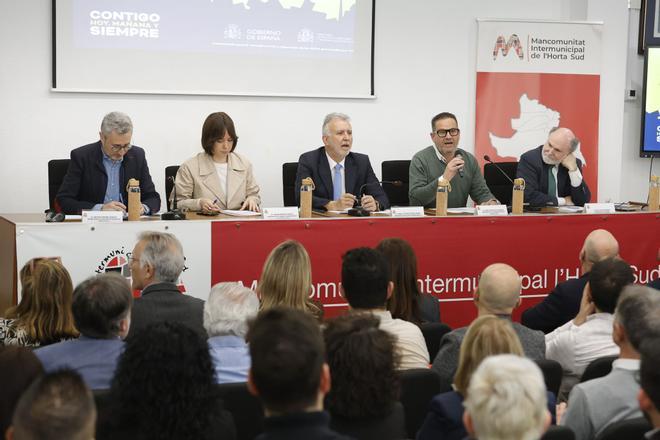 Alcaldes y representantes municipales de las localidades afectadas por la dana se reúnen con el ministro de Política Territorial Ángel Víctor Torres