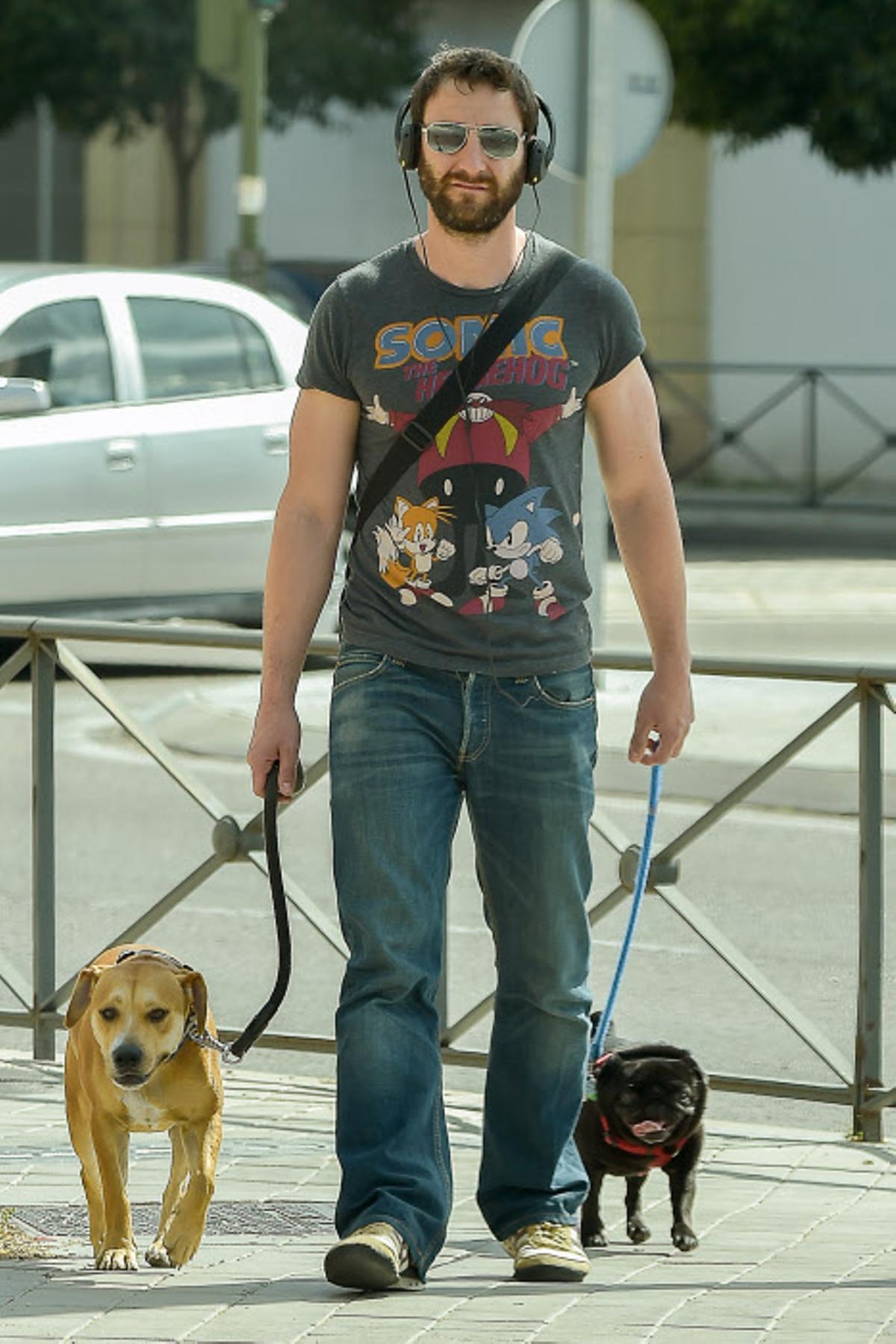 Dani Rovira, en 2015, paseando con su perro Buyo y Carapapa