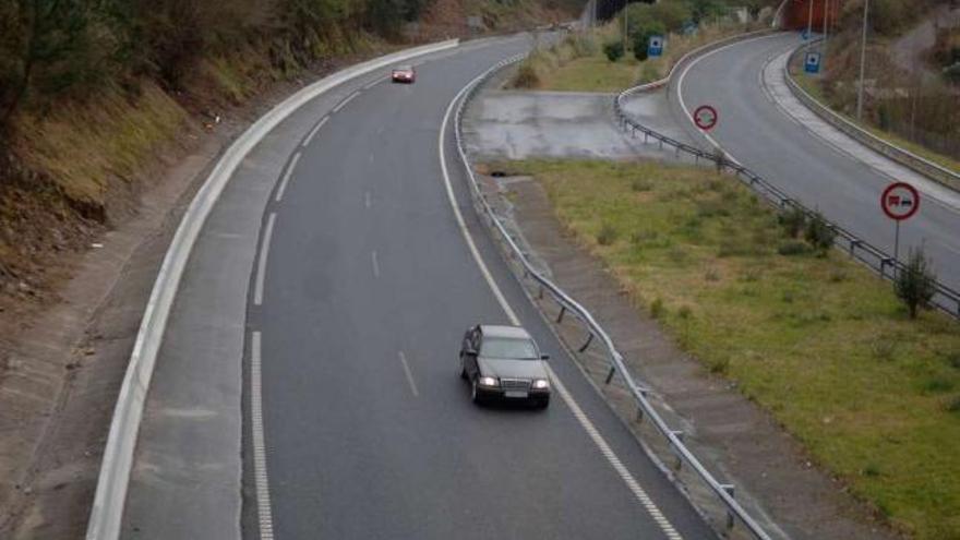 Vista de una curva peligrosa en la autopista AP-9 en dirección a Ferrol.