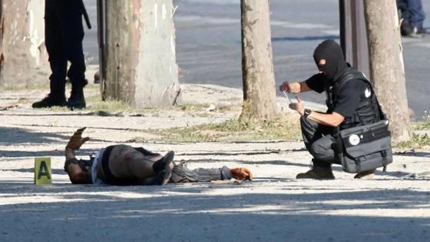 Un policia fa fotos del cadàver de l&#039;home que va intentar cometre un atemptat a París.